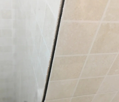 华阴瓷砖空鼓维修公司分享阳台瓷砖脱落的修复过程可以分为以下几个步骤
