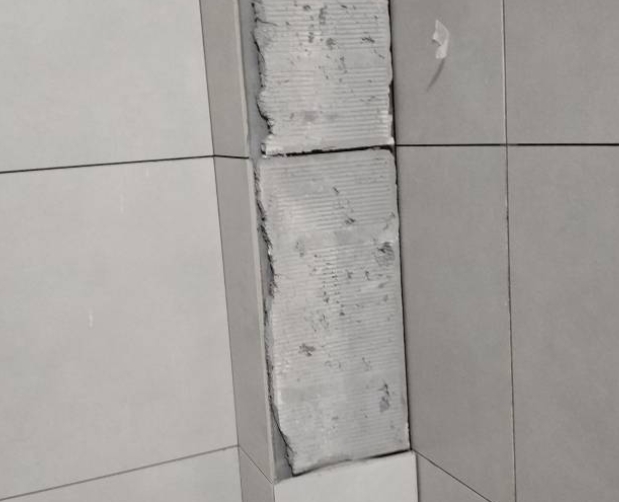 华阴瓷砖空鼓维修公司分享下瓷砖施工前基层浇水润湿程度不足，可能导致以下问题
